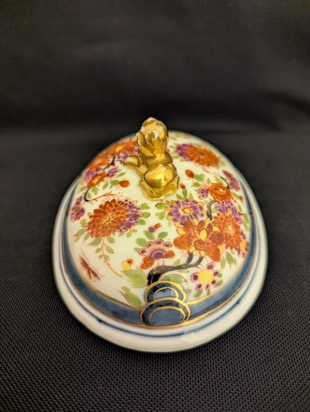 Meissen Porcelain Sugar Box Lid with Kakiemon Flowers, Circa 1730.