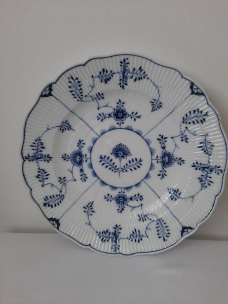 Meissen Porcelain, "Strawflower Pattern" Dinner Plate (1774-1814)