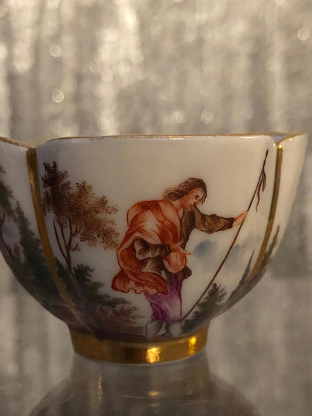 Tasse quadrilobe en porcelaine de Meissen avec couples en cour 1745 (no 2) 