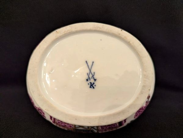 Meissen Porcelain Sugar Box with Purpurmalerei Tischenmuster Pattern , c 1735.