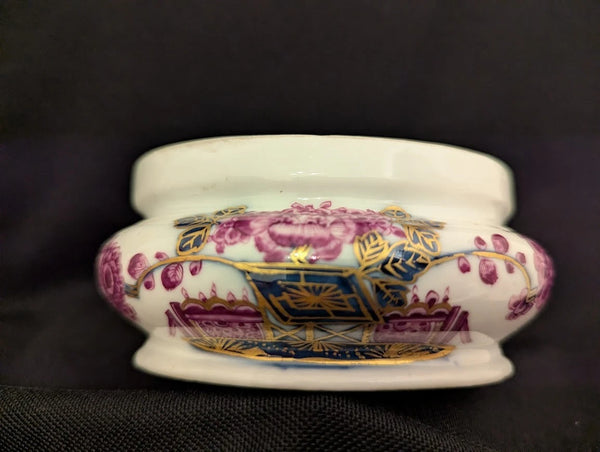 Meissen Porcelain Sugar Box with Purpurmalerei Tischenmuster Pattern , c 1735.