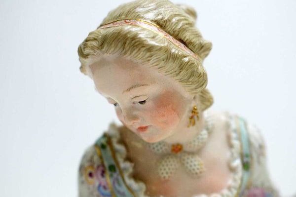 Figurine d'une Fille aux Fleurs En Porcelaine De Meissen 19ème 