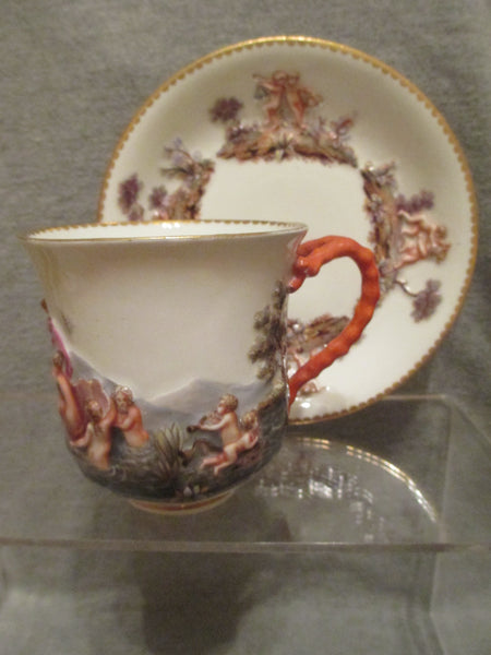 Becher und Untertasse aus Meissener Porzellan im Capodimonte-Stil, 19. Jh. Selten