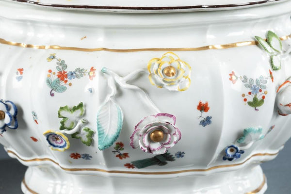 Kakiemon en porcelaine de Meissen et soupière incrustée de fleurs 1735. 