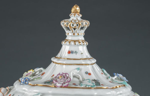 Kakiemon en porcelaine de Meissen et soupière incrustée de fleurs 1735. 