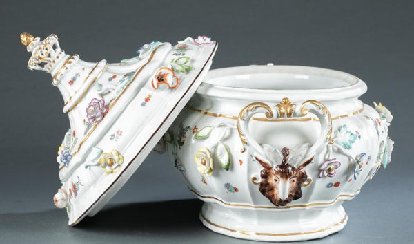 Kakiemon en porcelaine de Meissen et soupière incrustée de fleurs 1735. 