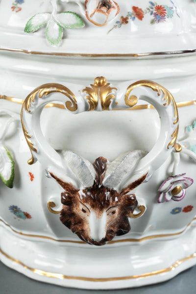 Kakiemon en porcelaine de Meissen et soupière incrustée de fleurs 1735. 