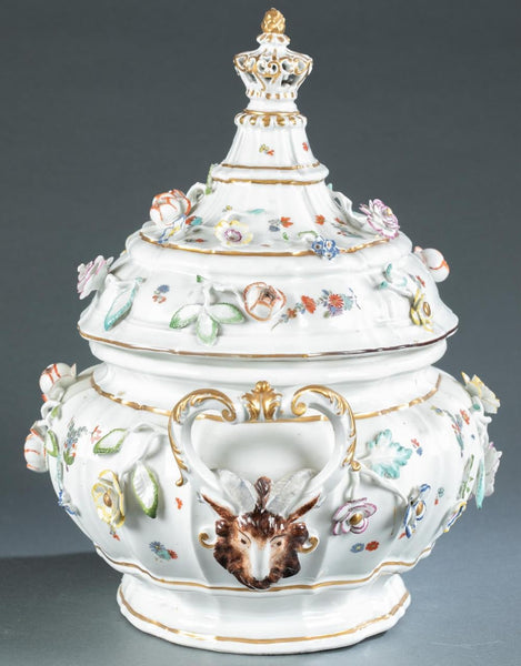 Kakiemon en porcelaine de Meissen et soupière incrustée de fleurs 1735. 