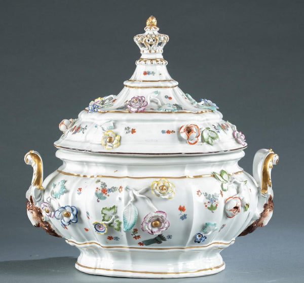 Kakiemon en porcelaine de Meissen et soupière incrustée de fleurs 1735. 