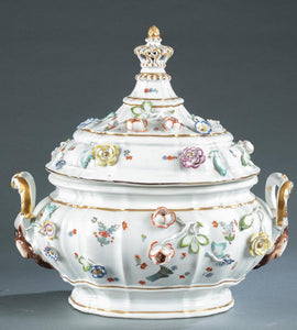 Kakiemon en porcelaine de Meissen et soupière incrustée de fleurs 1735. 