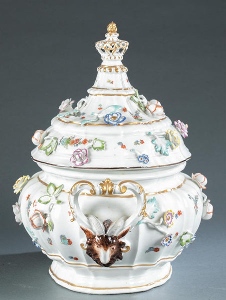 Kakiemon en porcelaine de Meissen et soupière incrustée de fleurs 1735. 