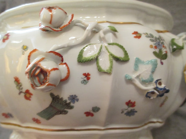 Kakiemon en porcelaine de Meissen et soupière incrustée de fleurs 1735. 