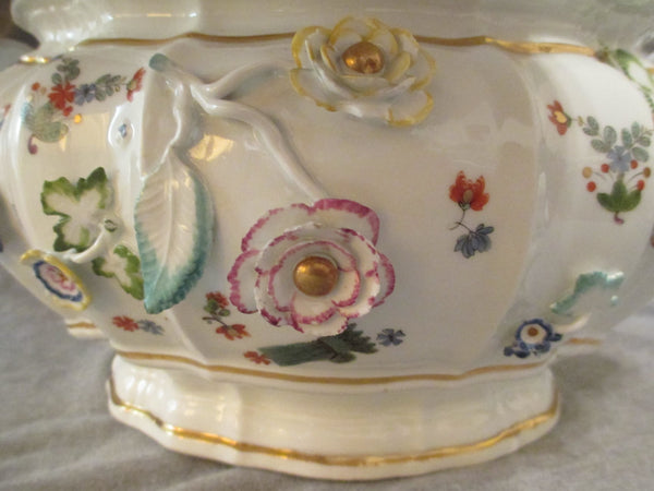 Kakiemon en porcelaine de Meissen et soupière incrustée de fleurs 1735. 