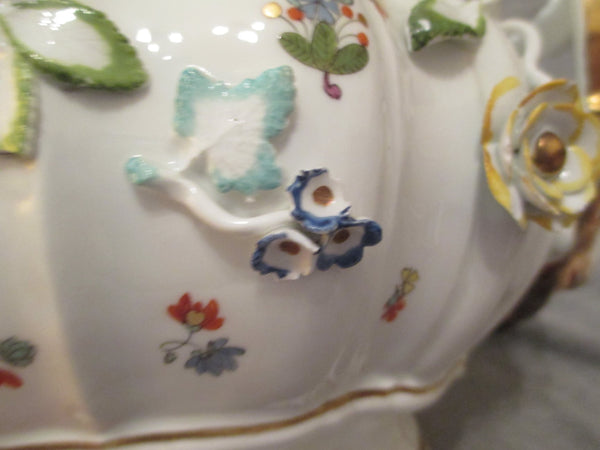 Kakiemon en porcelaine de Meissen et soupière incrustée de fleurs 1735. 