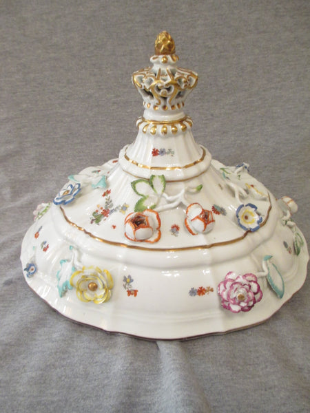 Kakiemon en porcelaine de Meissen et soupière incrustée de fleurs 1735. 