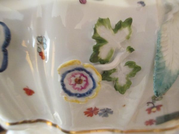 Kakiemon en porcelaine de Meissen et soupière incrustée de fleurs 1735. 