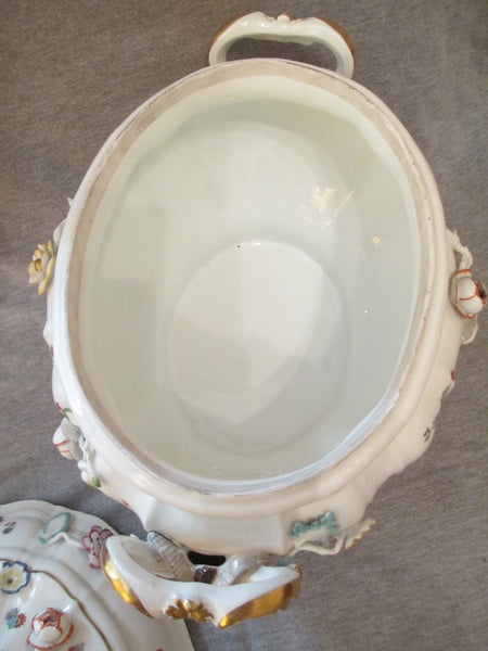 Kakiemon en porcelaine de Meissen et soupière incrustée de fleurs 1735. 