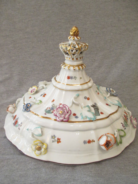 Kakiemon en porcelaine de Meissen et soupière incrustée de fleurs 1735. 