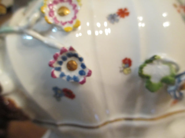 Kakiemon en porcelaine de Meissen et soupière incrustée de fleurs 1735. 