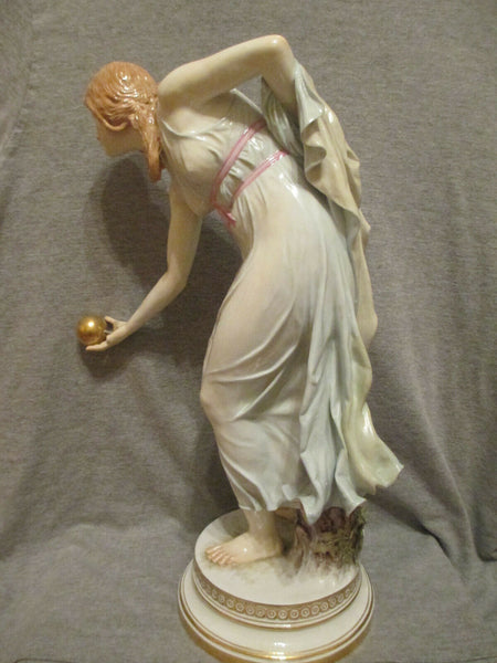 Porcelaine de Meissen de "Walter Schott" Titré "La joueuse de balle" 1898