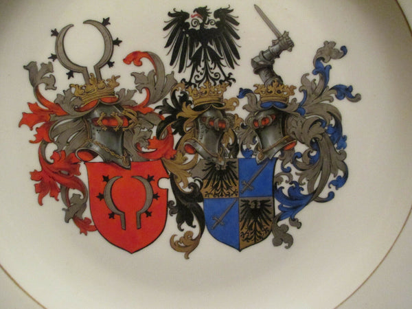 Heraldischer Speiseteller aus Meissener Porzellan. 