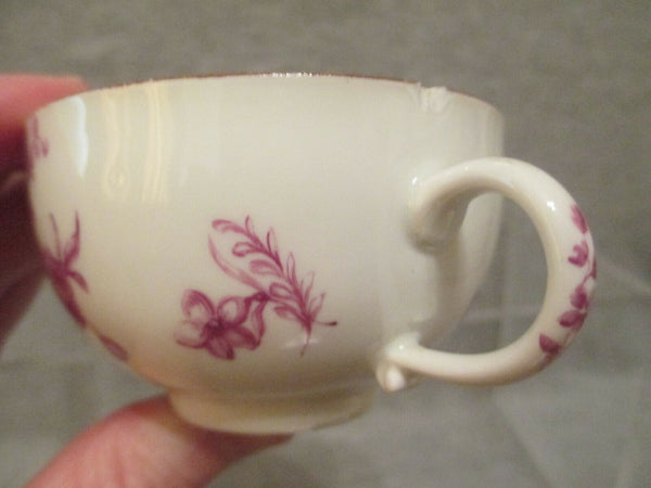 Meissener Porzellan-Puce-Blumen-Teetasse, 1740