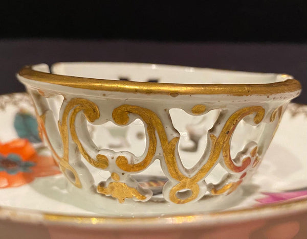 Meissen Trembleuse Soucoupe avec punaises Klinger et fleurs gravées sur bois 1735 - 1740 