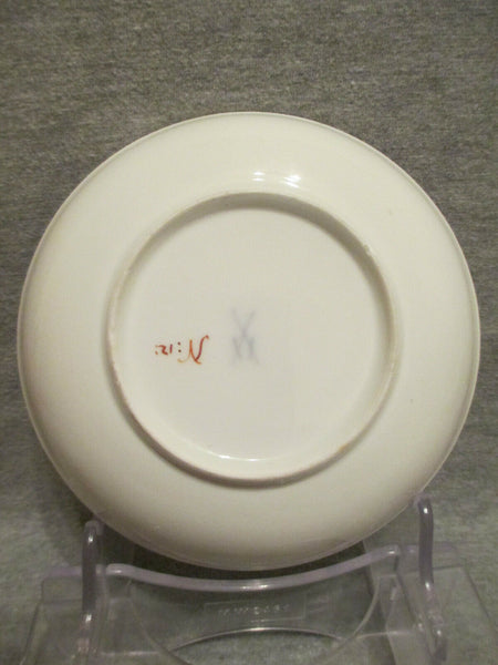 Soucoupe en porcelaine de Meissen avec fleurs gravées sur bois et numéro d'inventaire. Début des années 1700