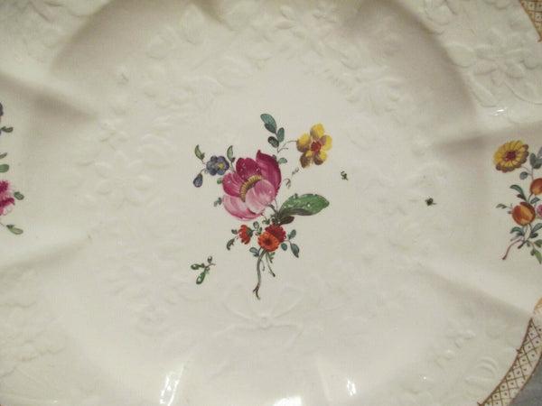 Assiette à dîner moulée florale en porcelaine Höchst des années 1700 (No1)