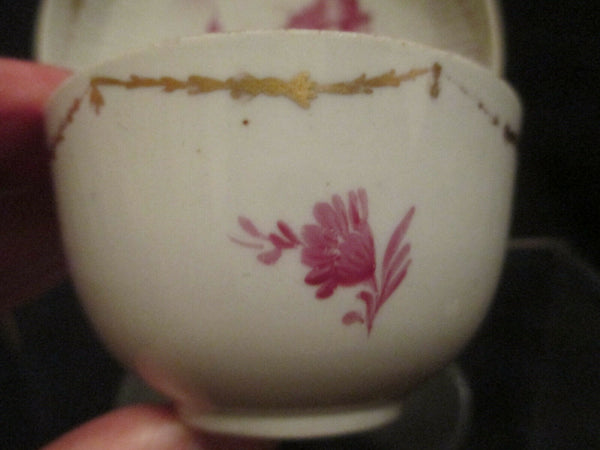 Wallendorf Porcelaine Puce Scenic Bol à thé côtelé et soucoupe 1760