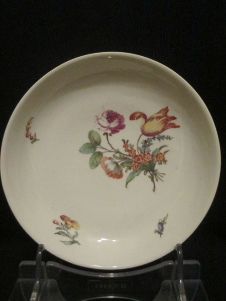 Une tasse et une soucoupe florales de Nymphenburg vers 1760-70 (2) 