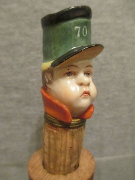 Flaschenkorken / Bouchon de bouteille en porcelaine de Meissen représentant un garçon en uniforme 19ème siècle