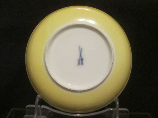 Porcelaine De Meissen, Gravure Sur Bois Sur Fond Jaune, Tasse À Thé Et Soucoupe 1740