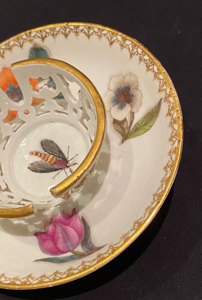 Meissen Trembleuse Soucoupe avec punaises Klinger et fleurs gravées sur bois 1735 - 1740 