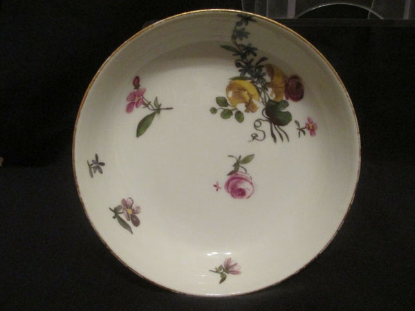 Meissener Porzellan, gelb geschliffener Holzschnitt mit Blumenmuster, Teetasse und Untertasse, 1740