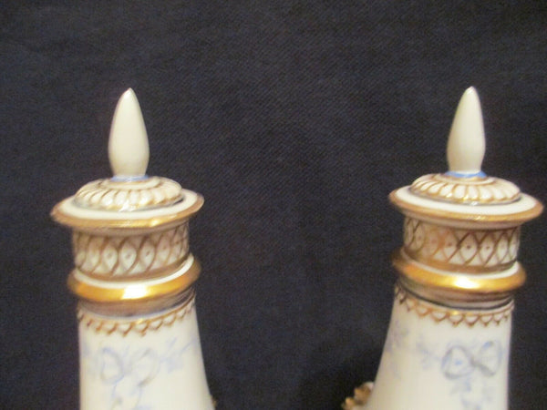 Bouteilles de parfum en porcelaine Minton avec ensemble putti dans les bois 19e siècle