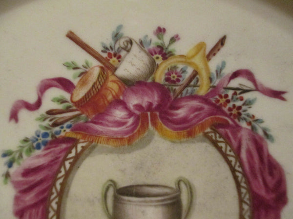Assiette en porcelaine Frankenthal avec trophée. Carl Théodor. 1780