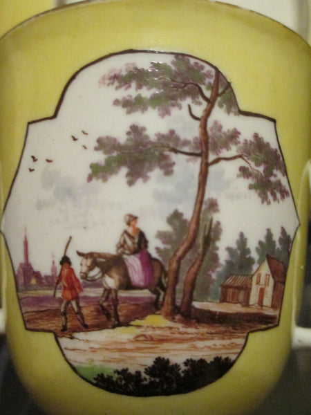 Meissener gelbgrundiger malerischer Becher und Untertasse. Datierung zwischen 1735 und 1740.