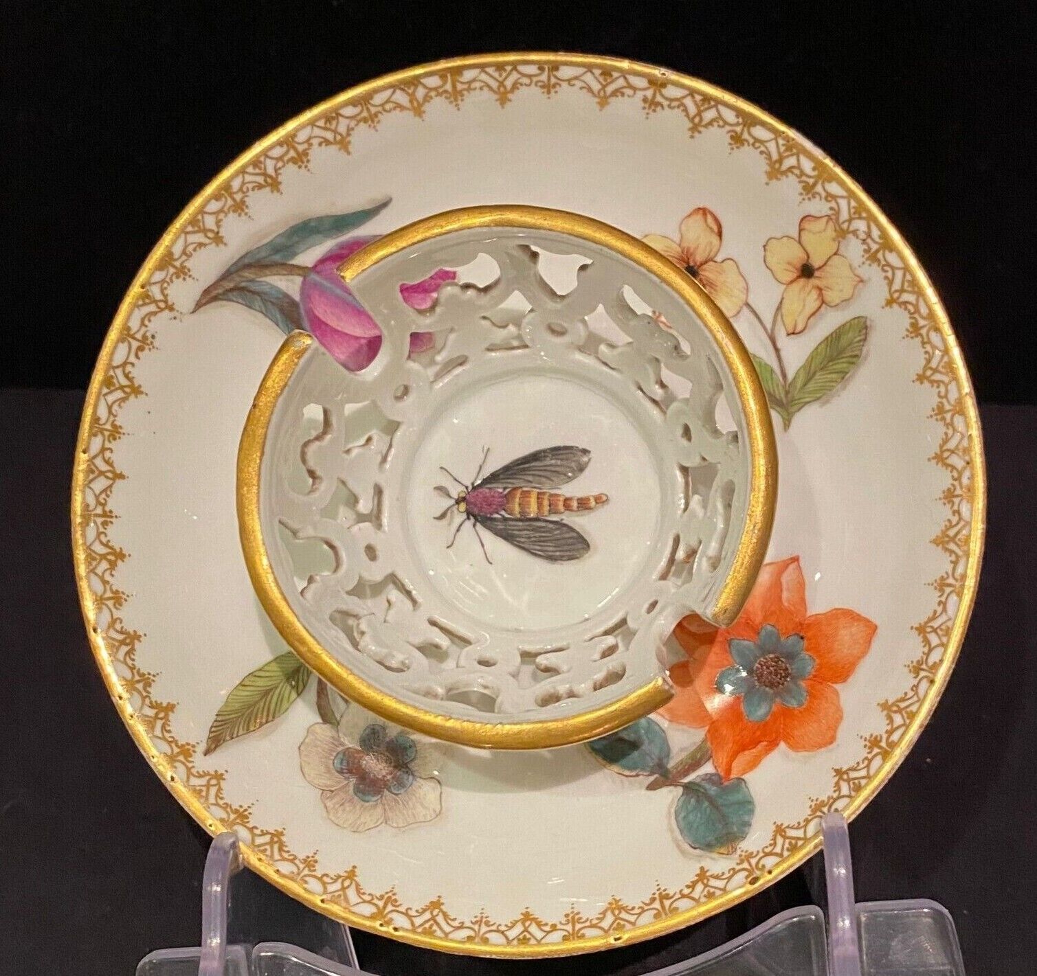 Meissen Trembleuse Soucoupe avec punaises Klinger et fleurs gravées sur bois 1735 - 1740 