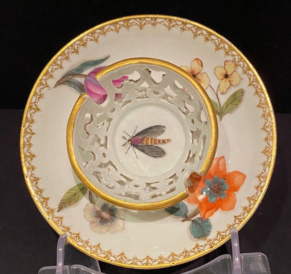 Meissener Trembleuse-Untertasse mit Klingerkäfern und Holzschnittblumen 1735 - 1740 