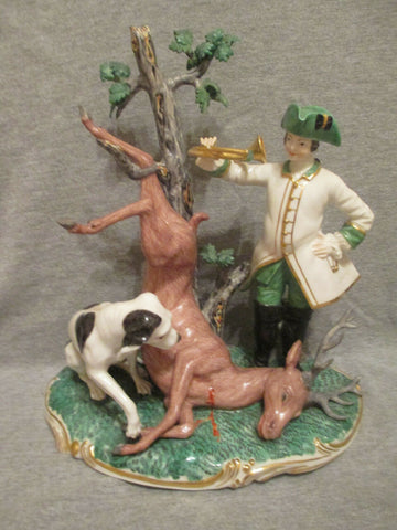 Chasseur en porcelaine de Nymphenburg avec chien et cerf.. vers 1930... Figure rare ! 