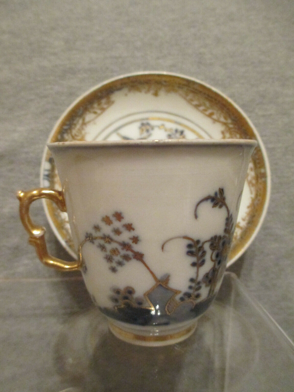 Meissener Porzellan-Felsenvogel-Becher und Untertasse, 1740 Ferner 