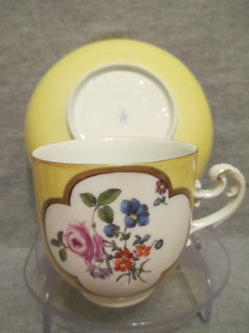 Tasse à café et soucoupe florales moulues jaunes en porcelaine Meissen. 1740-50