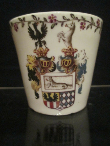 Porcelaine de Nymphenburg, bécher armorié 1755-65, collection Robert G. Vater 
