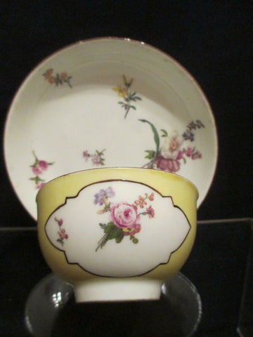 Gelb gemahlene Teeschale und Untertasse aus Meissener Porzellan, 1740 
