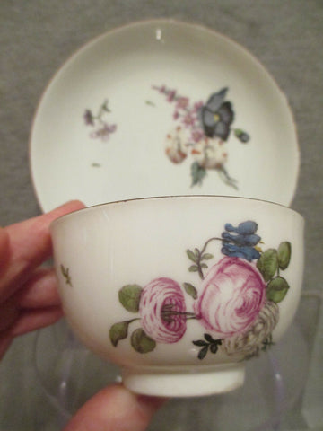 Fleur gravée sur bois en porcelaine de Meissen, bol à thé et soucoupe 1740