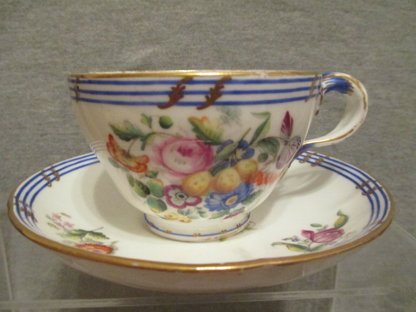 Tasse Et Soucoupe Florale En Porcelaine De Sèvres 18ème 