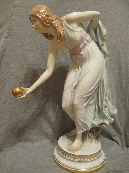 Porcelaine de Meissen de "Walter Schott" Titré "La joueuse de balle" 1898