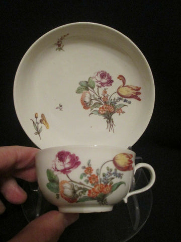 Une tasse et une soucoupe florales de Nymphenburg vers 1760-70 (1) 