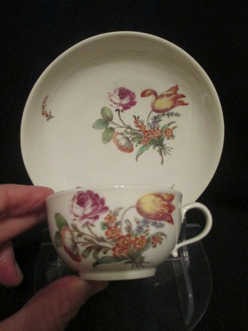 Une tasse et une soucoupe florales de Nymphenburg vers 1760-70 (2) 